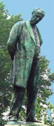 La statua restaurata dell'ingegner Eugenio Villoresi